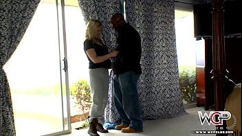 play Sexy blondine diep geneukt door een zwarte lul