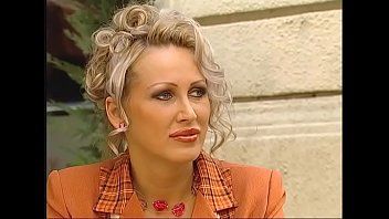 play Blonde fixed in her ass and pussy and cumming on the woman