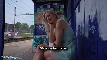 play Blondine beim Sex am Bahnhof