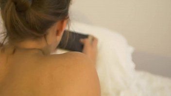 play Su novio le dispara por la espalda mientras juega al teléfono