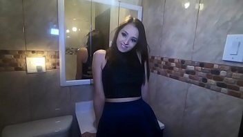 play Mały penis ssie w łazience i penetrowany przez ubraną dziewczynę