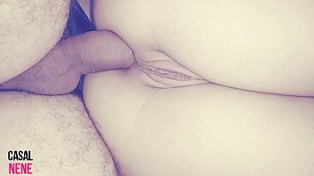 play Xxx muito perto dele quando ele coloca o pau na bunda dela