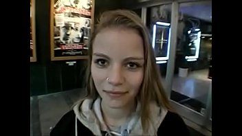 play Blonda ii se masturbeaza in scarba unui barbat care e prieten cu ea