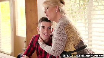 play Xxx porno el enano xxx penetra a una adolescente en la cocina y le encanta mucho