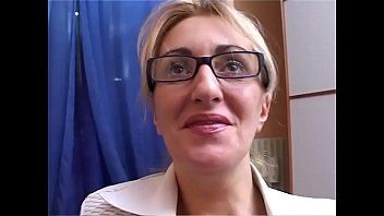 play Com a maior satisfação, a loira faz sexo oral, mas o amor dela é ter um orgasmo antes de fazer xxx