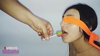 play Una chica hace que su novio se folle a su hermana menor