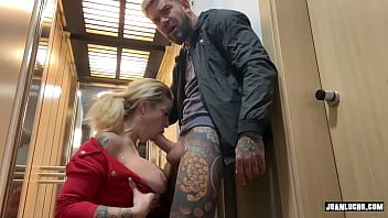 play Getatoeëerd op het poesje, een blond meisje met grote borsten wil xxx