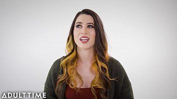 play Les brunes aiment toujours être chaudes sur le chat vidéo