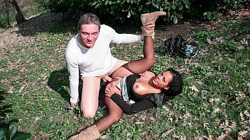 play Ebony sort dans les bois avec un ami pour faire une partie de xxx dans les airs