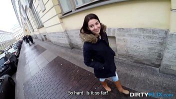 play Il suo ragazzo ha un pene piccolo e lei adora leccarlo e poi svegliarla