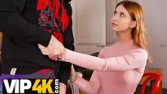 play Crisis de deuda adolescente: La sexy rusa Belle Iris Kis-Kis saldó una cuenta con una vaquera caliente y una mamada