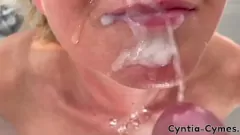 play O intenso blow e handjob do euro MILF em POV com boca cheia de gozada