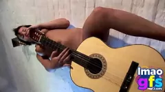 play Brunette Paul se fait plaisir de guitare et de lingerie