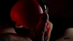 play Herrin dominiert mit Boxhandschuhen und intensivem Blowjob