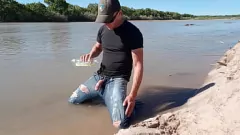 play Publiczne sikanie i wytrysk w dżinsach na Rio Grande