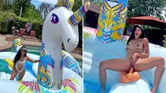 play Vollbusige Harley Haze wird nass und wild mit Dildo auf Einhornschwimmer