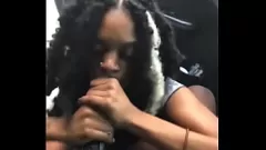 play Si scusa con la bocca prima di prendere un grosso cazzo nero in macchina per un po' di sesso hardcore all'aperto