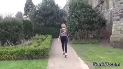 play MILF căsătorită infidelă Sonia își dezvăluie sânii uriași într-o sesiune de masturbare în realitate