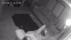 play Une MILF en chaleur se fait surprendre en train de se doigter sur mon canapé dans une scène de caméra cachée voyeuriste