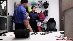 play La sensuale mora latina Serena Santos domina in un rapporto a tre con Penny Barber e un ufficiale maschio